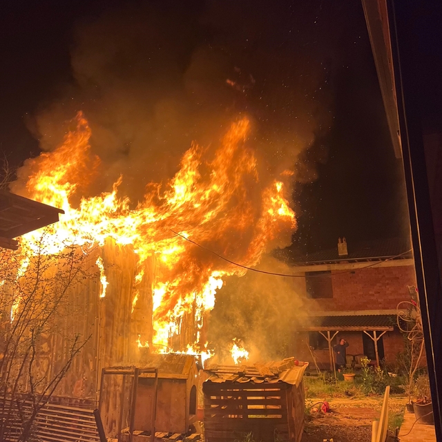 Düzce'de bir evde yangın çıktı: Alevler geceyi aydınlattı