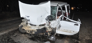 İzmir'de hafif ticari araç, otomobil ve traktörün karıştığı kazada 4 kişi yaralandı