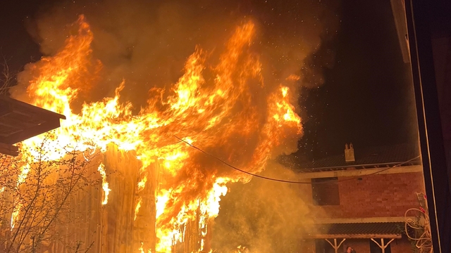 Düzce'de bir evde yangın çıktı: Alevler geceyi aydınlattı
