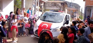 Polis ekipleri ihbarla gittikleri mahallede kutlamayla karşılandı