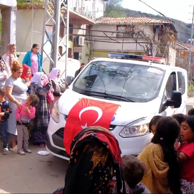 Polis ekipleri ihbarla gittikleri mahallede kutlamayla karşılandı