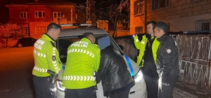 Nevşehir’de İlginç Olay: Kaza sonrası, Arkadaşı aracı kaçırdı Alkollü sürücü kendisini görüntüleyen gazeteciye küfür ederek tehditler savurdu