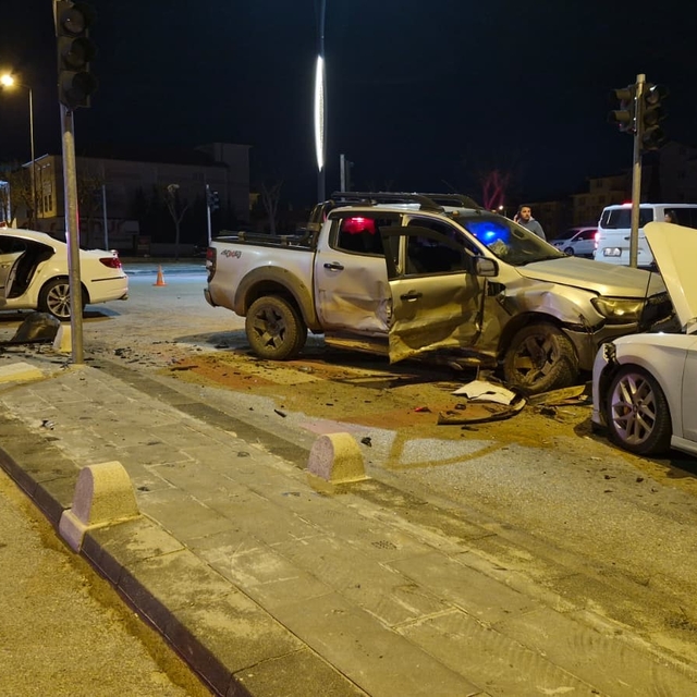 Pikap ile otomobilin çarpıştığı kazada ortalık savaş alanına döndü: 6 yaral...