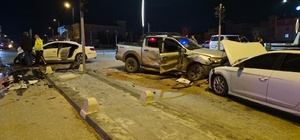Pikap ile otomobilin çarpıştığı kazada ortalık savaş alanına döndü: 6 yaralı