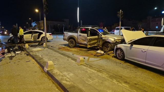 Pikap ile otomobilin çarpıştığı kazada ortalık savaş alanına döndü: 6 yaralı