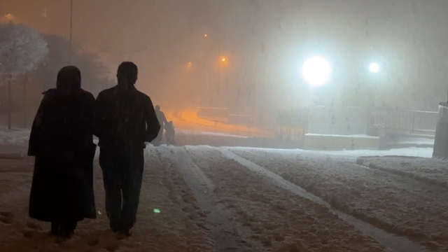 Yüksekova'da nisan karı: İlçe yeniden beyaza büründü, kartpostallık görüntüler ortaya çıktı