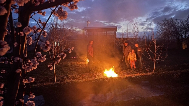 Erzincan'da çiftçiler don nöbetinde