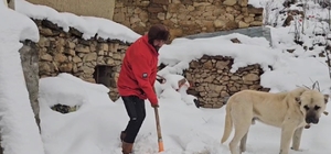 Erzincan’da hava soğudu, yüksek kesimlere kar yağdı