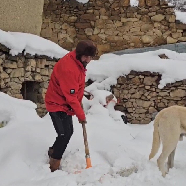 Erzincan'da hava soğudu, yüksek kesimlere kar yağdı