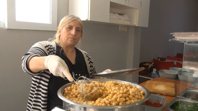 Döneri ile meşhur Hatay'da nohut dürümcü kadın vatandaşların damak lezzetini değiştirdi