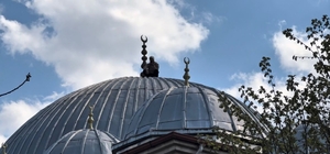 Caminin çatısına çıkan şahıs 2 saatlik çabanın sonunda ikna edilerek aşağı indirildi