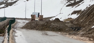 Yüksekova'da heyelan: Pizok yolu 5 gündür tek şerit açık