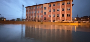 Yüksekova'da bir okul sular içinde kaldı