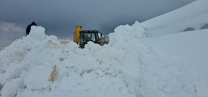 Aydınlar beldesinde karla mücadele devam ediyor