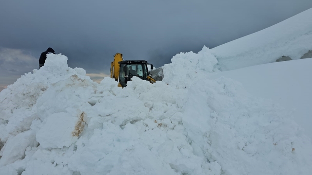 Aydınlar beldesinde karla mücadele devam ediyor