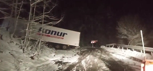 Ardahan-Artvin karayolunda kayan tır yolu kapattı, onlarca araç mahsur kaldı