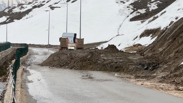 Yüksekova'da heyelan: Pizok yolu 5 gündür tek şerit açık