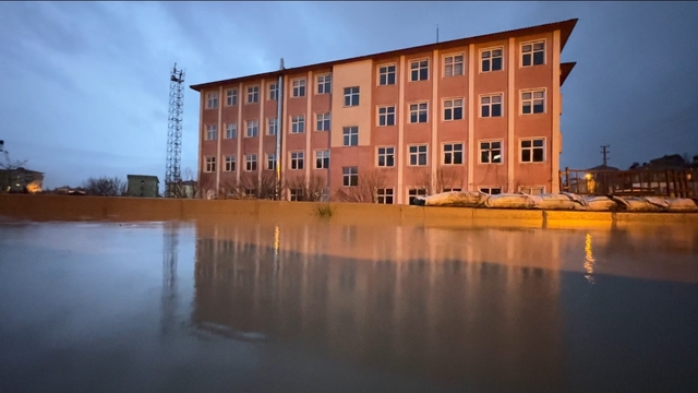 Yüksekova'da bir okul sular içinde kaldı