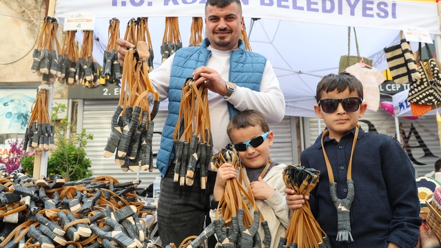 Çukurova'nın simgesi sapan festivale damga vurdu
Boynuna asan da var, çocukluğuna dönen de