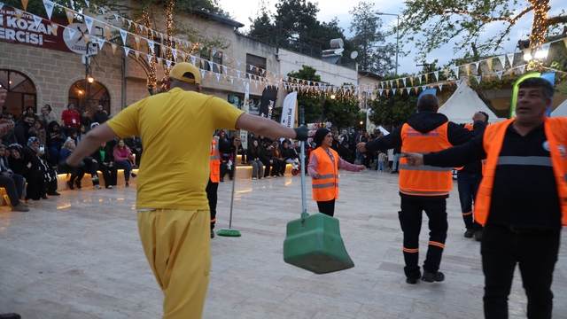 Festival alanını hem temizlediler hem eğlendiler
Süpürge ve kürekle sahnede oynadılar, izleyenler neşelerine hayran kaldı