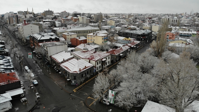 Kars'ta nisan ayında ağaçlar kırağı tuttu