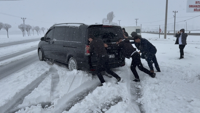 Tatvan'da nisan ayında şehir beyaza büründü
