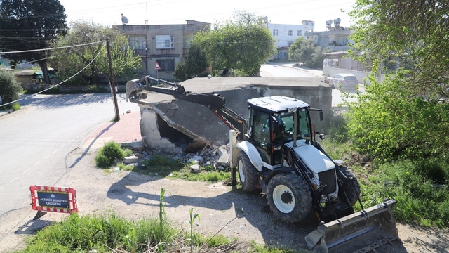 Akdeniz'de tehlike saçan metruk yapılar yıkılıyor