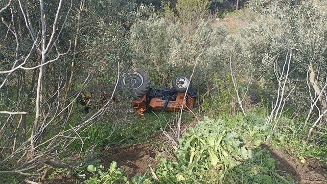 Balıkesir'de devrilen traktördeki 2 kişi yaralandı