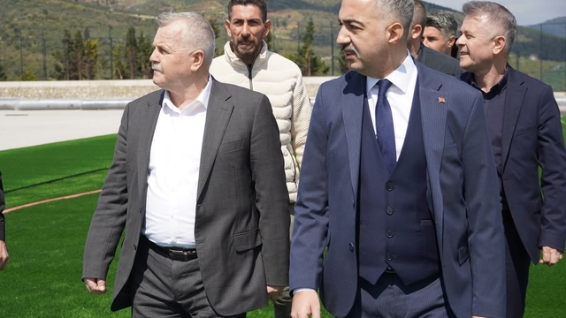 Armutlu'da inşası süren stat ile halı saha projeleri incelendi