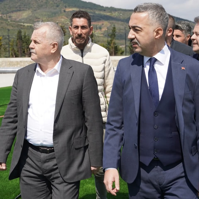 Armutlu'da inşası süren stat ile halı saha projeleri incelendi