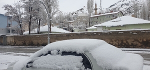 Başkale'de nisan ayında kar yağışı