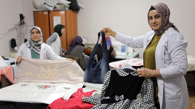 Eski kıyafetler kadınların elinde yeniden kullanılacak duruma getiriliyor