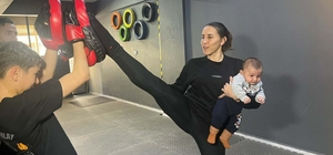 Dünya şampiyonu kick boks antrenörü, ders verdiği salonda çocuklarını büyütüyor