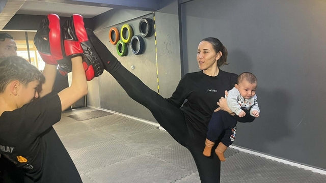 Dünya şampiyonu kick boks antrenörü, ders verdiği salonda çocuklarını büyütüyor