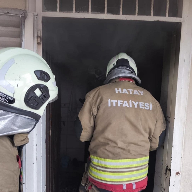 İskenderun'da evin mutfağı alevlere teslim oldu