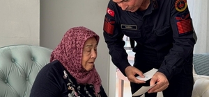 30 yıl önce şehit olan askerin silah arkadaşından şehit annesine duygulandıran ziyaret Mezarında dua edip annenin elini öptü, anneye oğlunun fotoğrafı ve kendisine yazdığı mektupları gösterdi