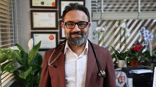 Kardiyoloji Uzmanı Demirkıran: "Sağlıklı bir kalp için sigara ve alkolden uzak durmak büyük önem taşır"
"Kalp hastalıklarının erken teşhisi ve tedavisi yaşam süresini uzatırken, komplikasyon risklerini de azaltır"
"Stres yönetimi ve yeterli uyku, kalp sağlığını korumada önemli faktörler arasında yer alır"