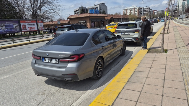 Yaya geçidinin önünde maddi hasarlı kaza