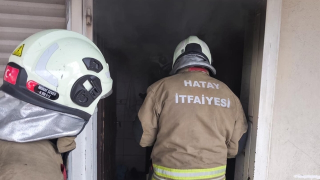 İskenderun'da evin mutfağı alevlere teslim oldu