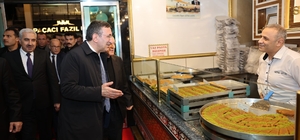 Cumhurbaşkanı Yardımcısı Yılmaz’dan Diyarbakır’da ‘tatlı’ molası