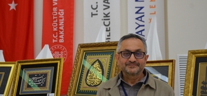 Mesai saatleri haricinde naht sanatını icra ederek, cami ve türbelere hat tabloları yapıyor Olay Yeri İnceleme Şubesi'nde görevli polis memuru Recep Ulu: "Beni en çok mutlu eden Kosova'daki Murat Hüdavendigar Türbesi'nde bulunan padişahın tuğrası eserim"