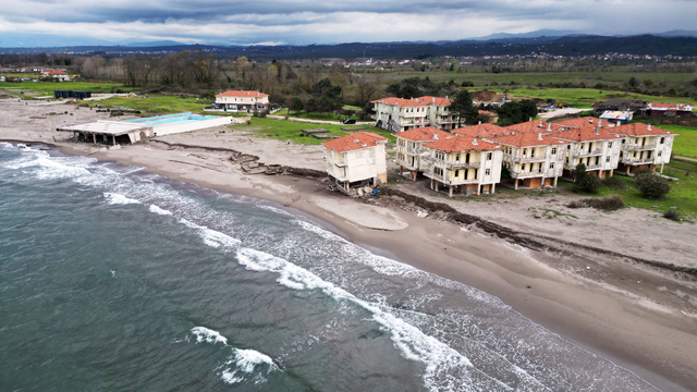 Sakarya'da kıyı erozyonu nedeniyle bir villa yıkılma tehlikesi yaşıyor