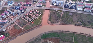 Fadlum Çayı Kızılırmak'a rengini verdi Sivas'ta ilginç doğa olayı her yıl olduğu gibi bu yıl da yinelendi, karların erimesiyle coşan Fadlum Çayı Kızılırmak'a rengini verdi