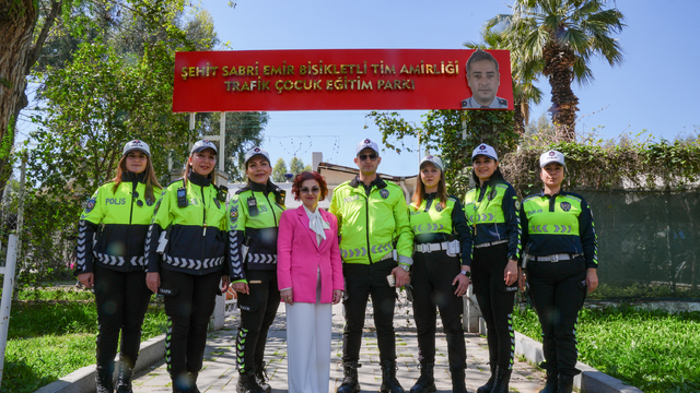 Kazada şehit olan trafik polisinin eşi, öğrencilere trafik bilinci aşılıyor