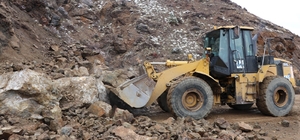 Erzurum’da heyelan yolu kapattı