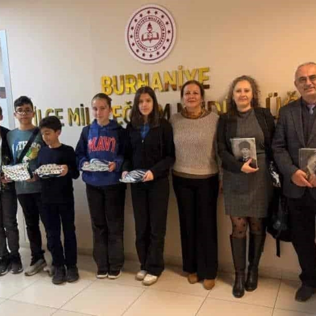 Burhaniye'de başarılı öğrenciler ödüllendirildi