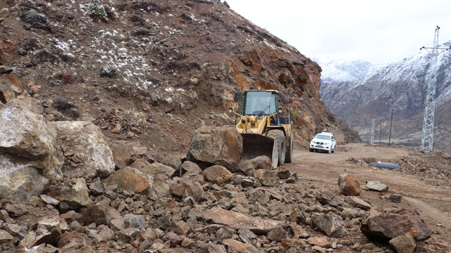 Oltu'da kar ve yağmur heyelana yol açtı