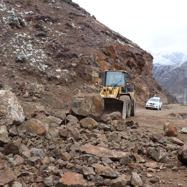 Oltu'da kar ve yağmur heyelana yol açtı
