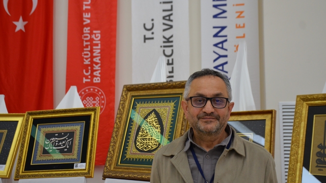 Mesai saatleri haricinde naht sanatını icra ederek, cami ve türbelere hat tabloları yapıyor
Olay Yeri İnceleme Şubesi'nde görevli polis memuru Recep Ulu:
"Beni en çok mutlu eden Kosova'daki Murat Hüdavendigar Türbesi'nde bulunan padişahın tuğrası eserim"