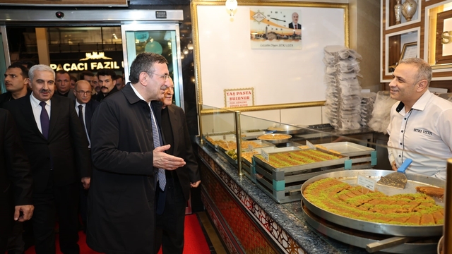 Cumhurbaşkanı Yardımcısı Yılmaz'dan Diyarbakır'da 'tatlı' molası